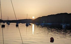 Modern Cosy Apartment Walking Distance To Many Cove Beaches And Coast Path Walks As Well As The Famous Helford River